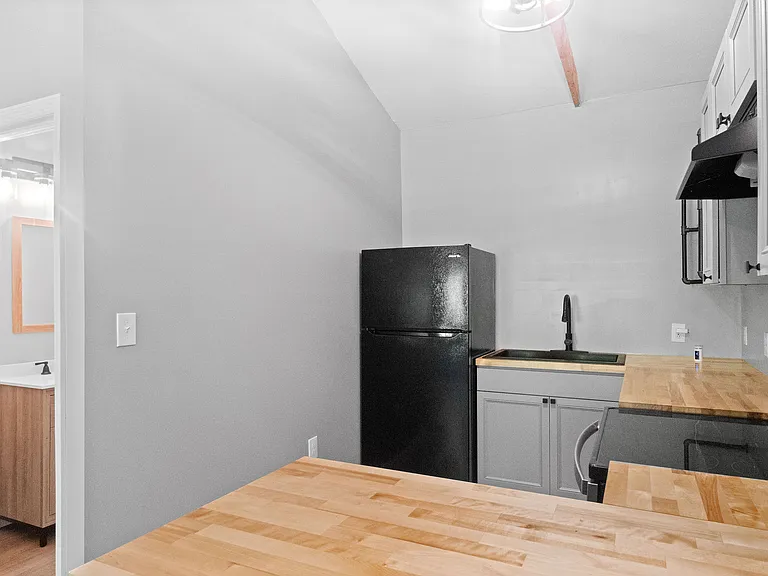 478 Thompkins Ln #B — Photo 11