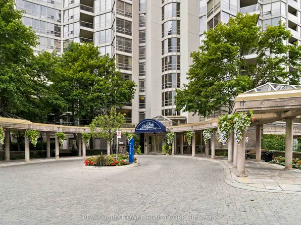 45 Kingsbridge Garden Cir #901, Mississauga, ON L5R 3K4