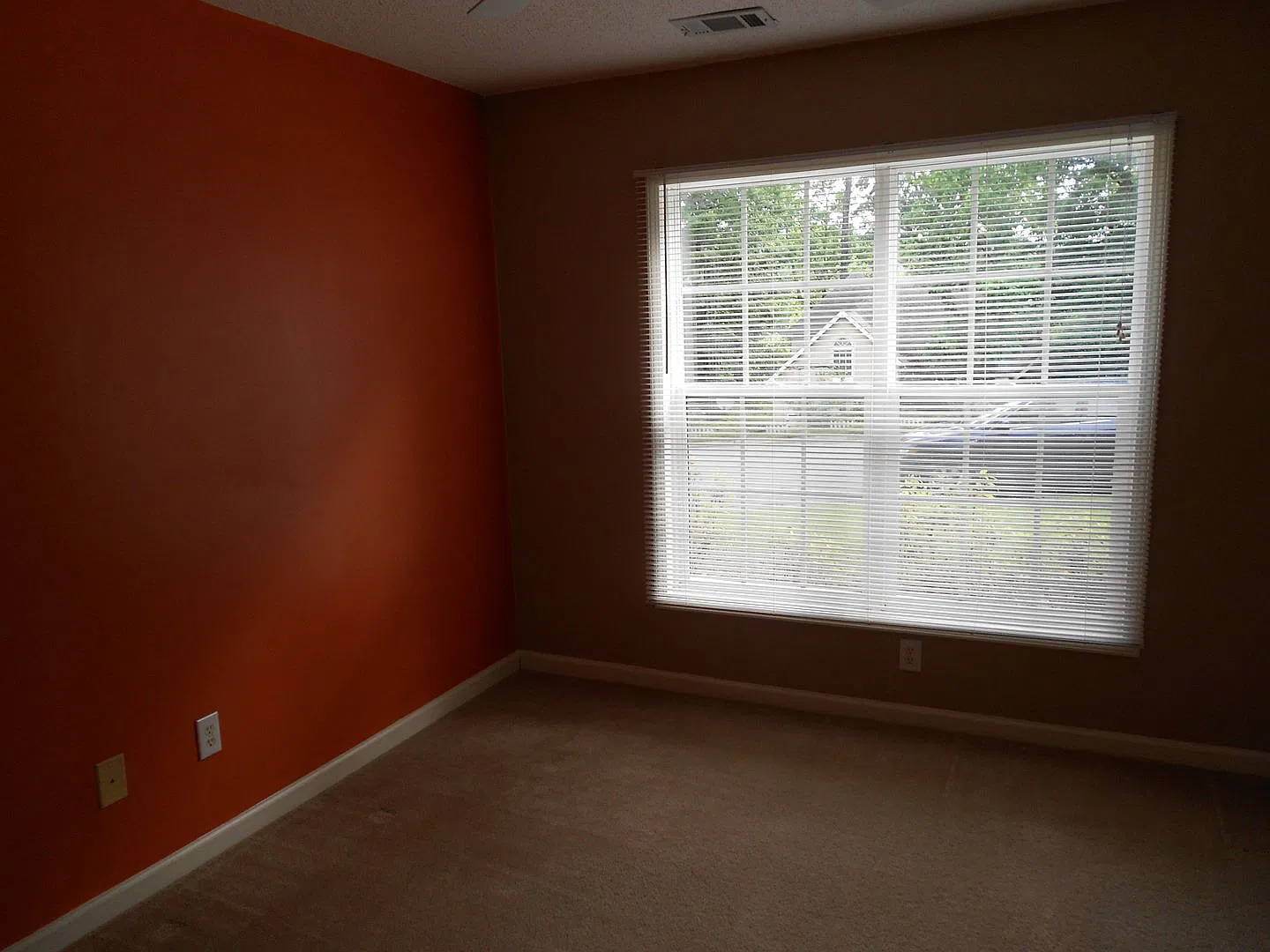 4 bedroom house, huge storage room! — Photo 2