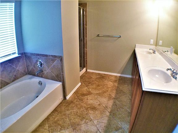 2nd image of 1717 Lake Way Dr