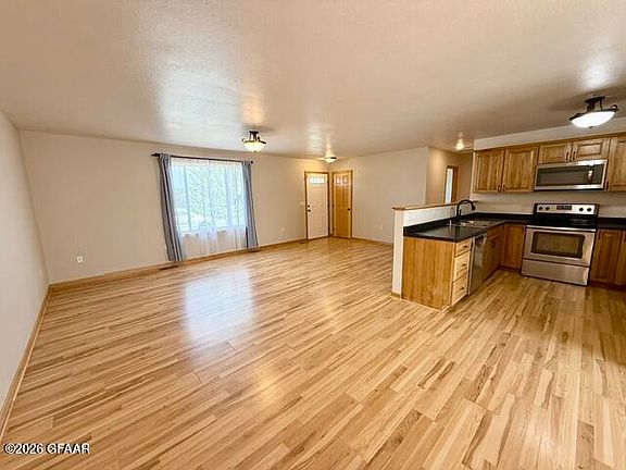 5th image of 822 9th Ave SW
