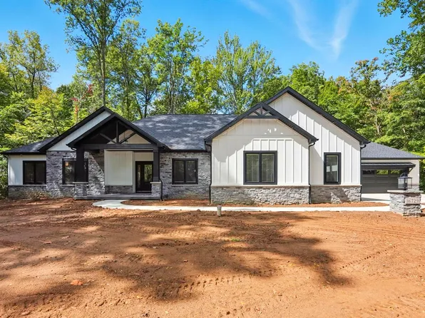 16729 Darling Rd, Woodburn, IN 46797