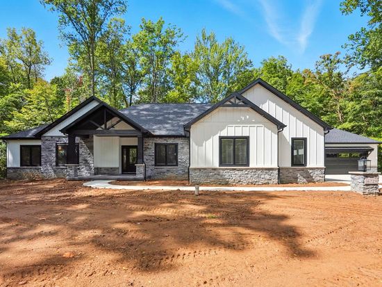 16729 Darling Rd, Woodburn, IN 46797