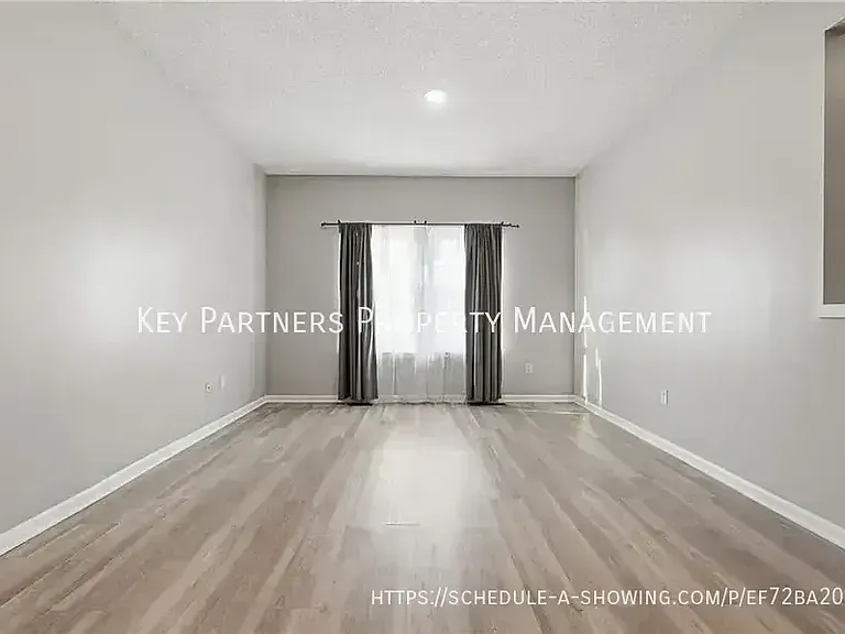 744 Woodson Ln — Photo 4