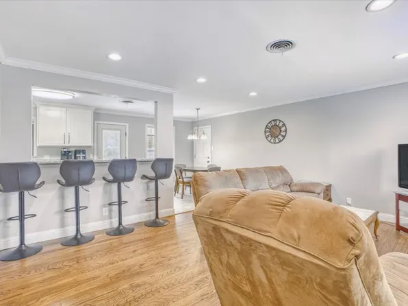 605 Norwood Dr, Hurst, TX 76053