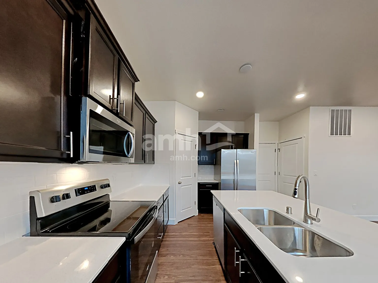 4 bed, 2.5 bath, 2087 sqft, $3,300 — Photo 3
