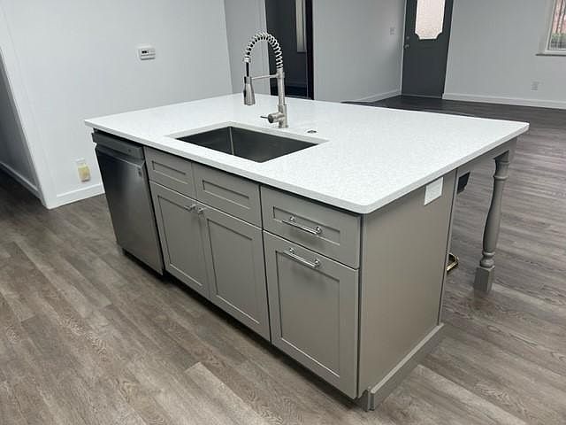 ISLAND WITH DISHWASHER SINK GARBAGE DISPOSAL