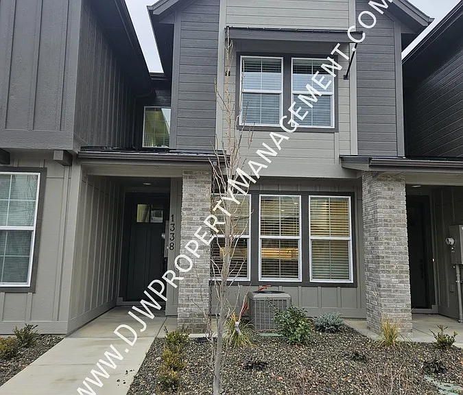 1366 N Meadowglen Ave — Photo 1