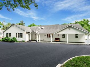 438 Wolf Hill Rd, Dix Hills, NY 11746