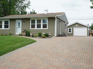 18 Evergreen Ln, Carpentersville, IL