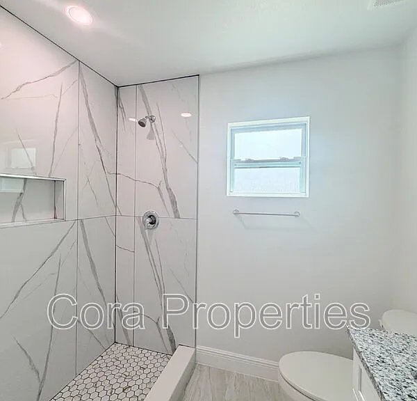 401 E Pearl St — Photo 8