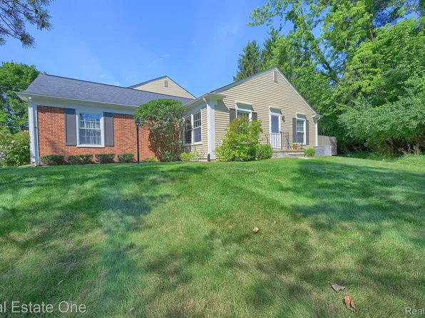 1336 Kings Cove Dr, Rochester, MI 48306