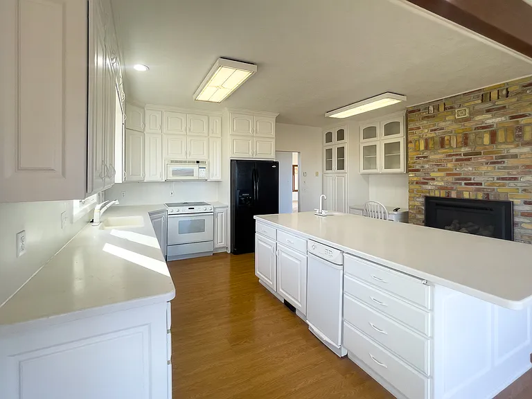 the kitchen has ample natural light, as well as thoughtful lighting solutions for any entertainment desired.