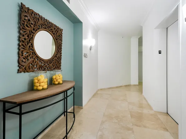 300 S Pointe Dr, Miami Beach, FL