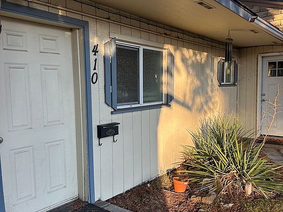 3rd image of 410 NW Newport Ave #558b4be52
