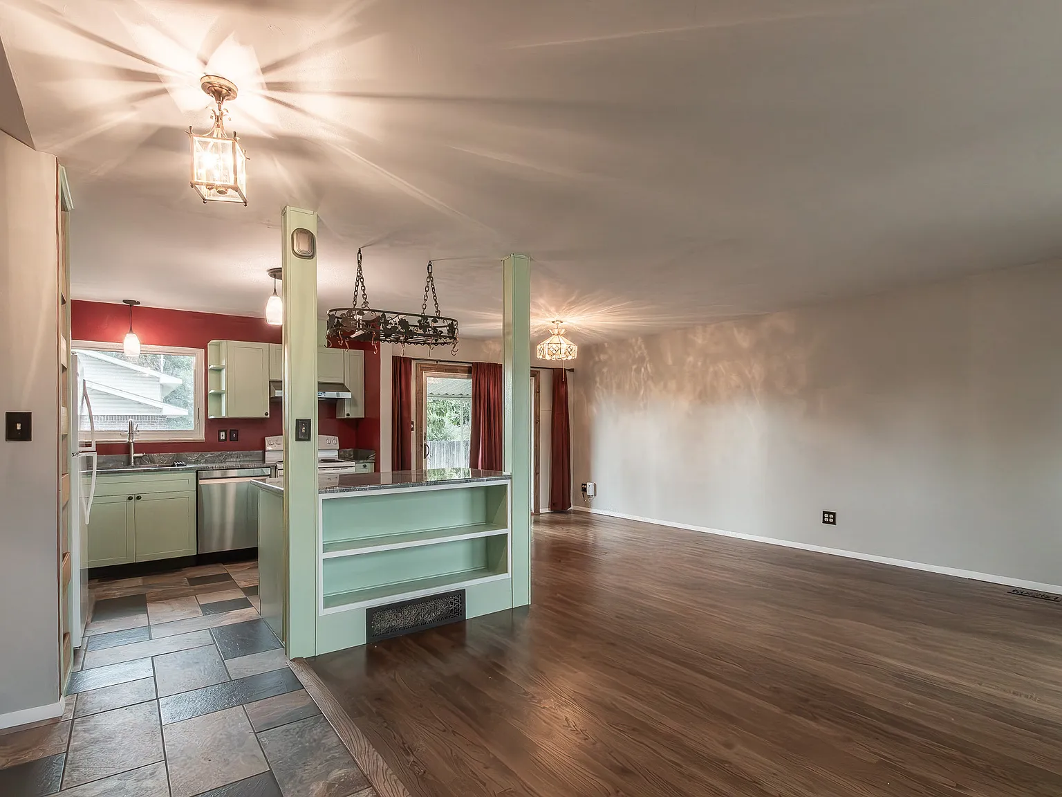 3 bed, 2112 sqft, $2,400 — Photo 4
