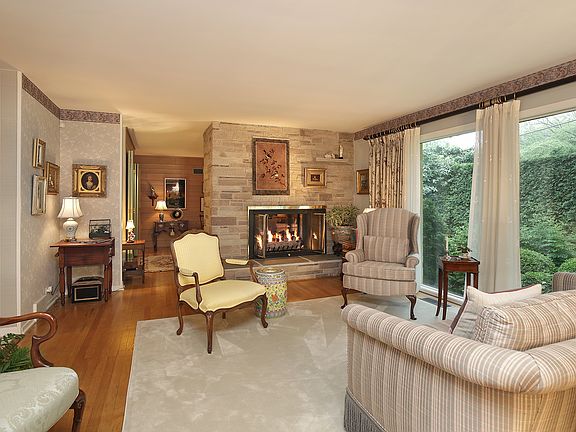 2nd image of 1145 Carol Ln
