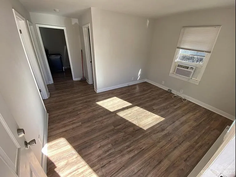 2300 Augusta St — Photo 5