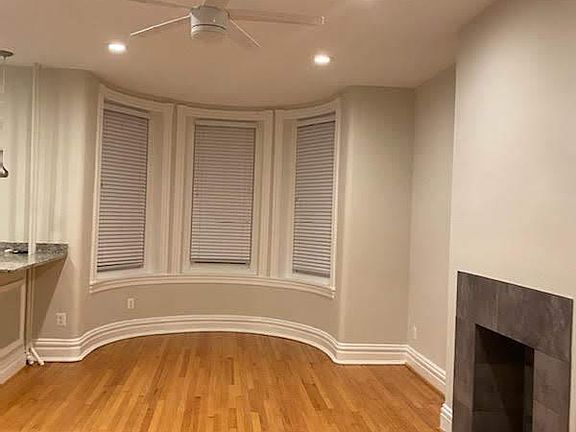 Living-room w/decorative fireplace