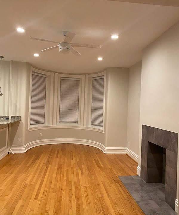 Living-room w/decorative fireplace