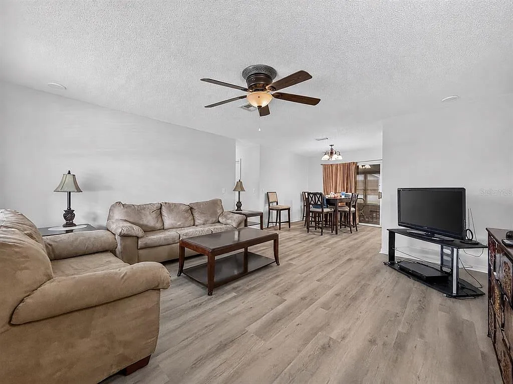 2 bed, 2.0 bath, 1040 sqft, $1,899 — Photo 3