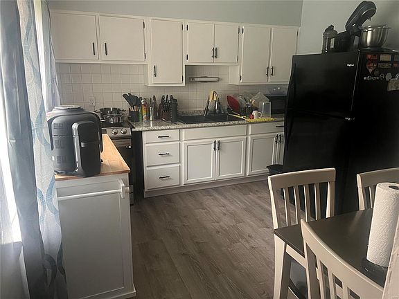 3rd image of 235 Gladys Ave