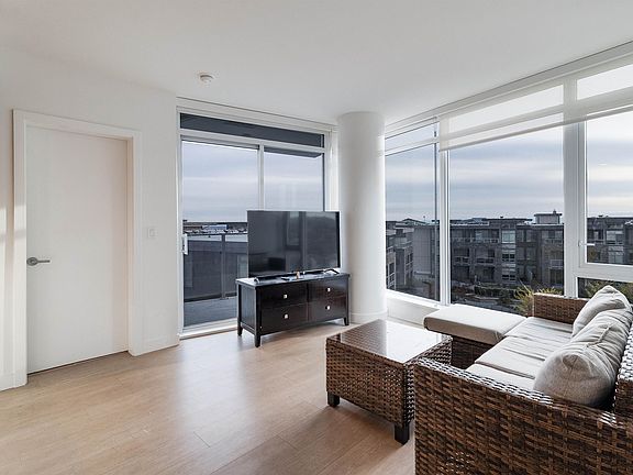 4th image of 7769 Park Cres #403