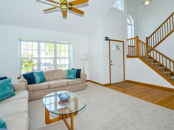 4th image of 10 Amaryllis Ln