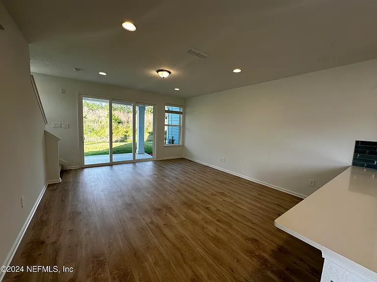 545 Brandon Lakes Dr — Photo 8