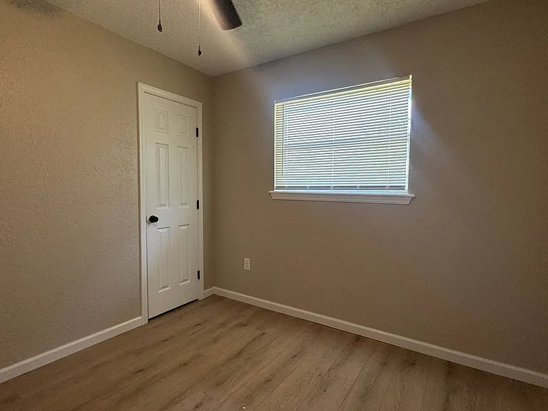 2420 NW 41st St — Photo 4