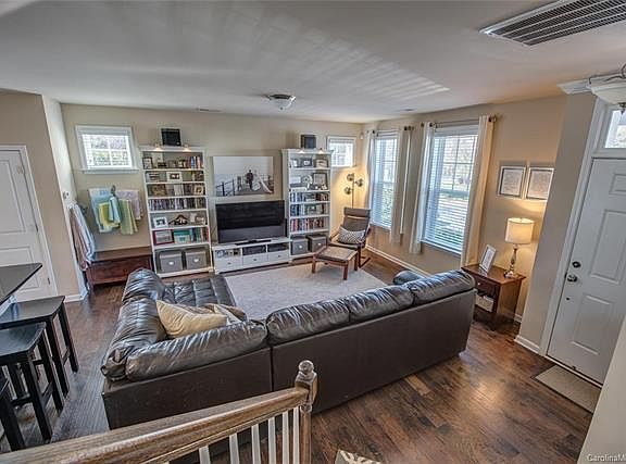 4th image of 2320 Blueberry St