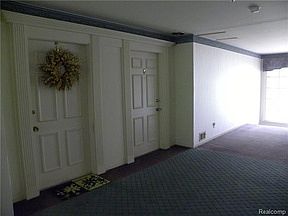 5th image of 488 Fox Hills Dr S APT 6