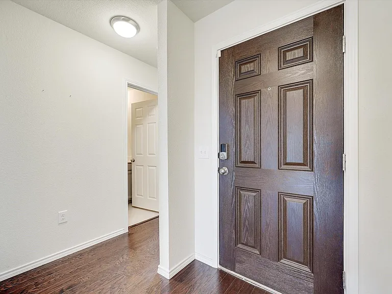 1633 Vernon Dr — Photo 5