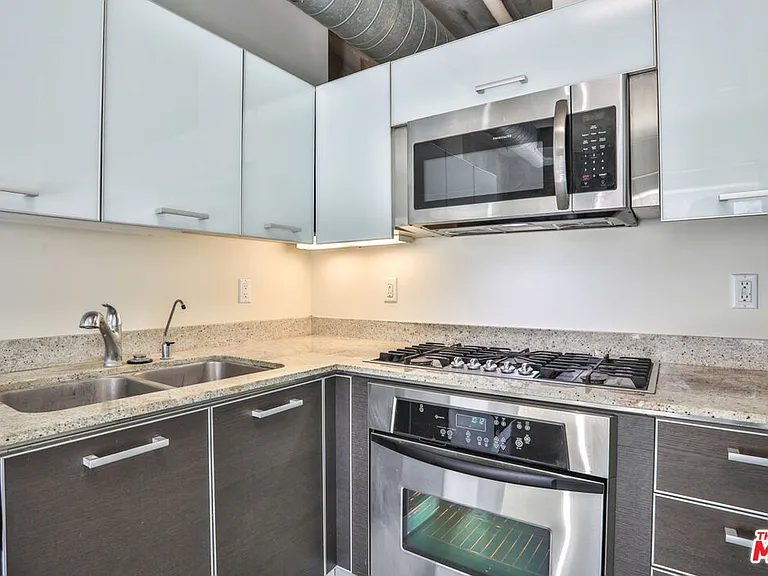 645 W 9th St #201 — Photo 18