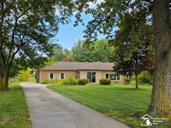 10104 Bay Creek Rd, Erie, MI 48133