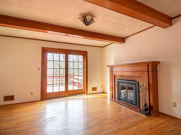 3rd image of 312 Robin Ln