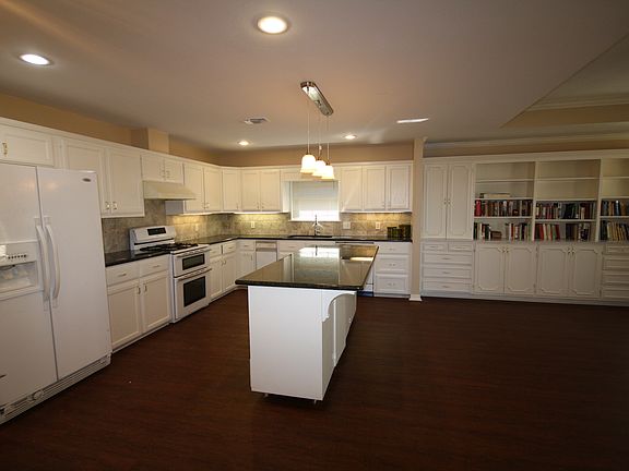 5th image of 109 Village Green Dr