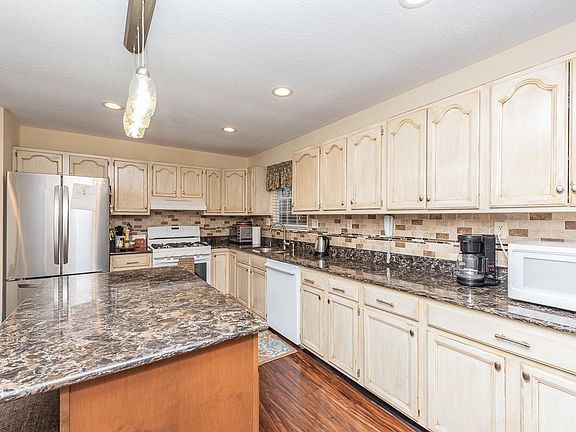 4th image of 825 Rolling Meadows Dr