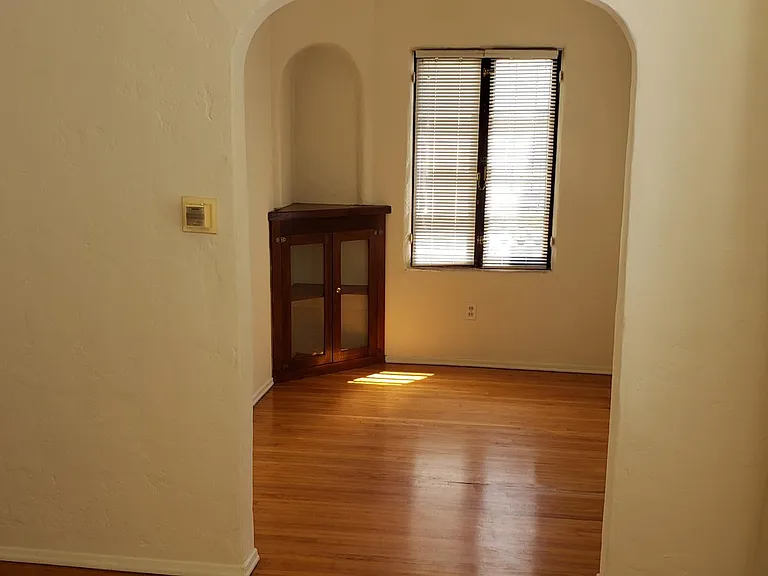 Separate formal dining room