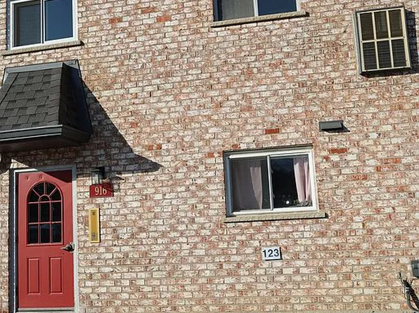 916 S Plum Grove Rd APT 223, Palatine, IL 60067