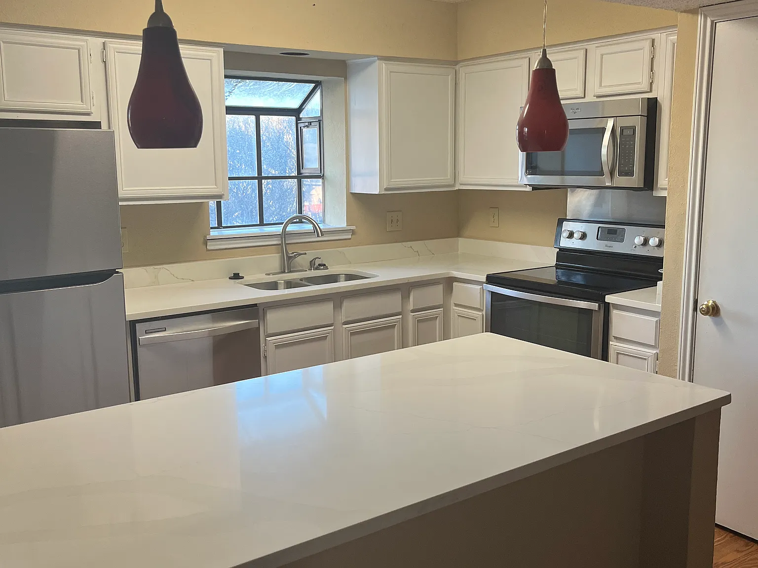 1 bed, 736 sqft, $1,350 — Photo 3