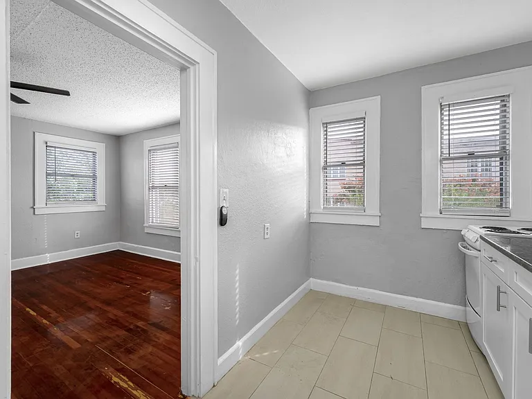 324 Grove St N — Photo 4