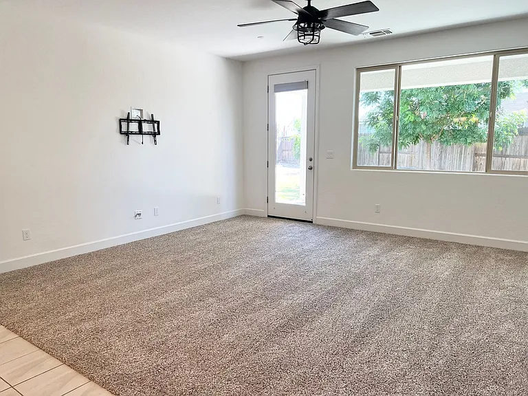 937 Lindsay Ln — Photo 9