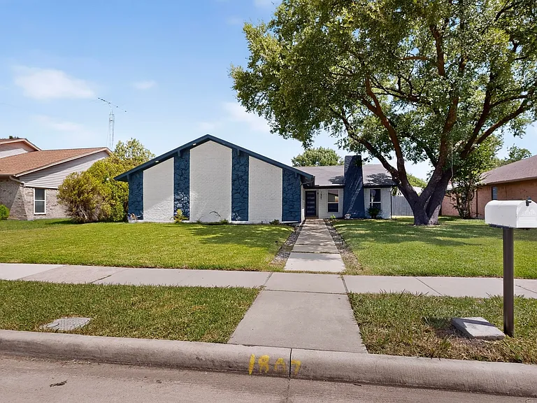 1807 Auburn Dr — Photo 7