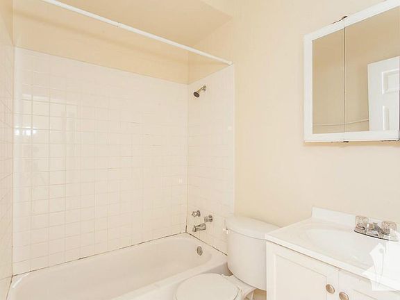 3rd image of 639 W Oakdale Ave APT Gdn