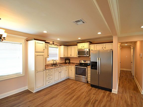 4th image of 708 Oak Ln