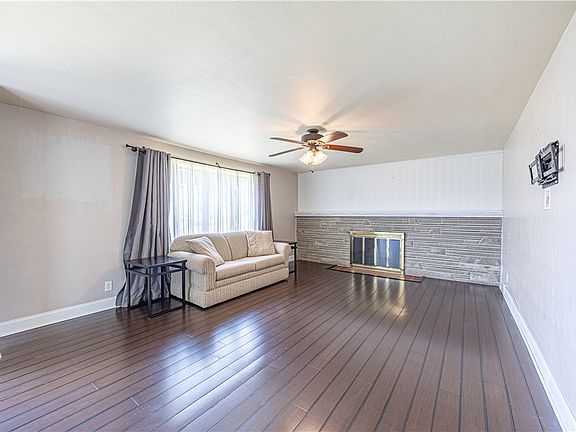 4th image of 156 McLaughlin Dr