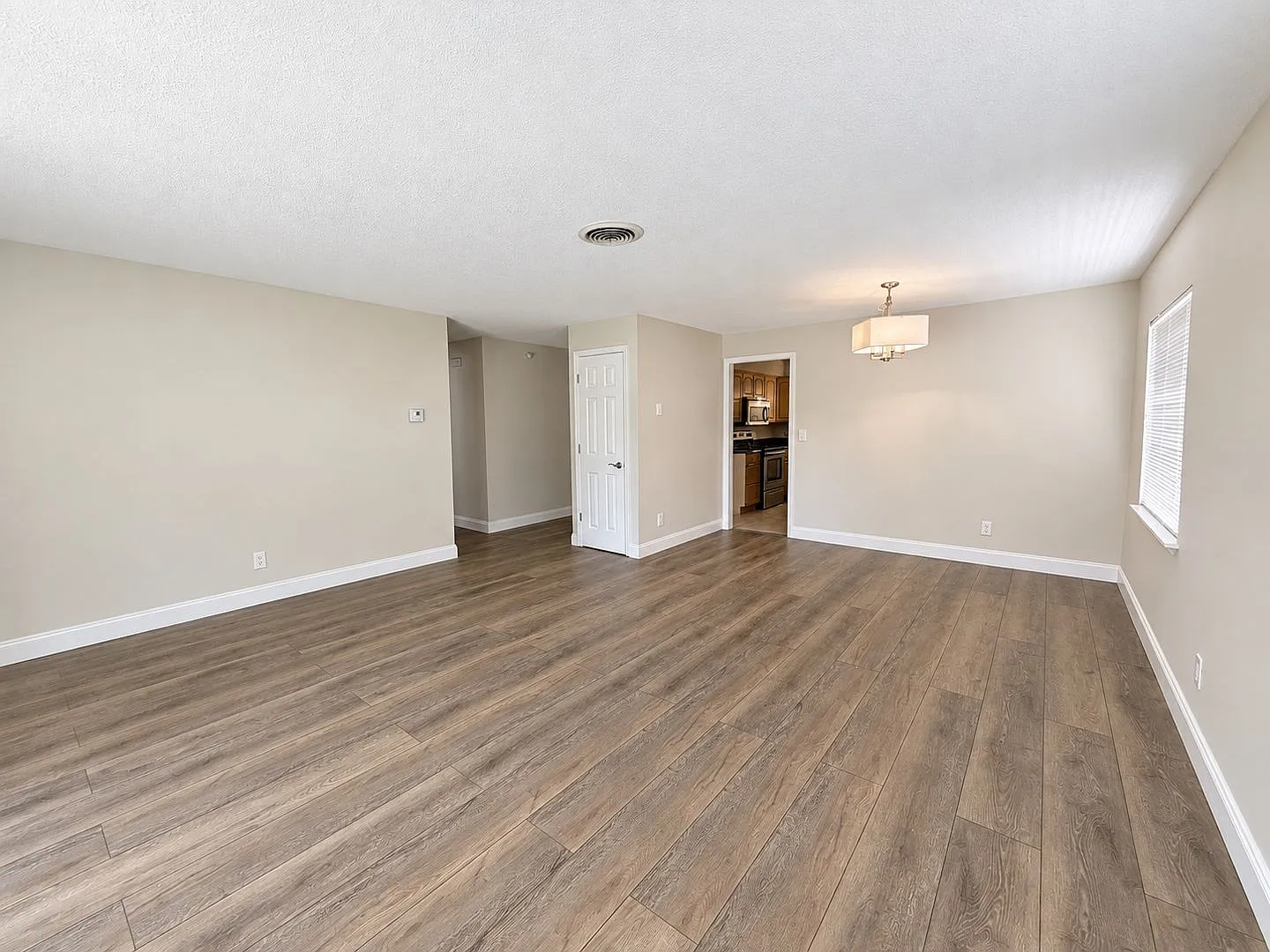 Renovated two bedroom duplex with private yard — Photo 4