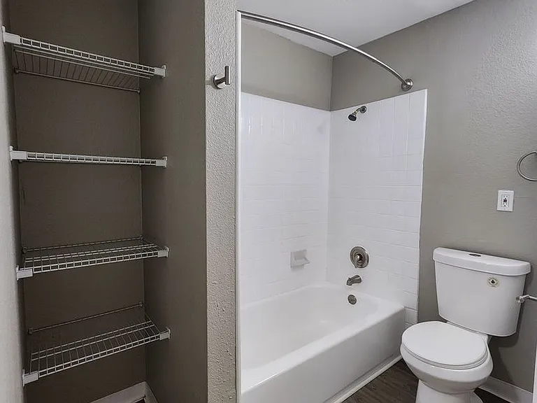 Florence Apartments — Photo 35