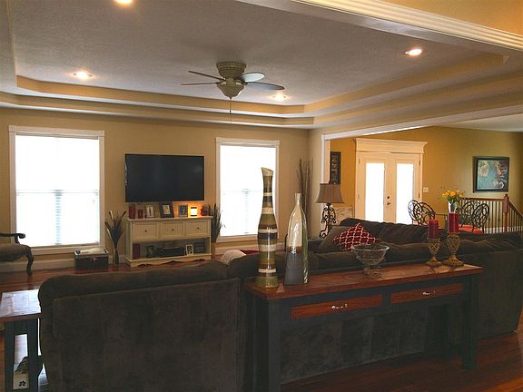2nd image of 114 Oxford Ct